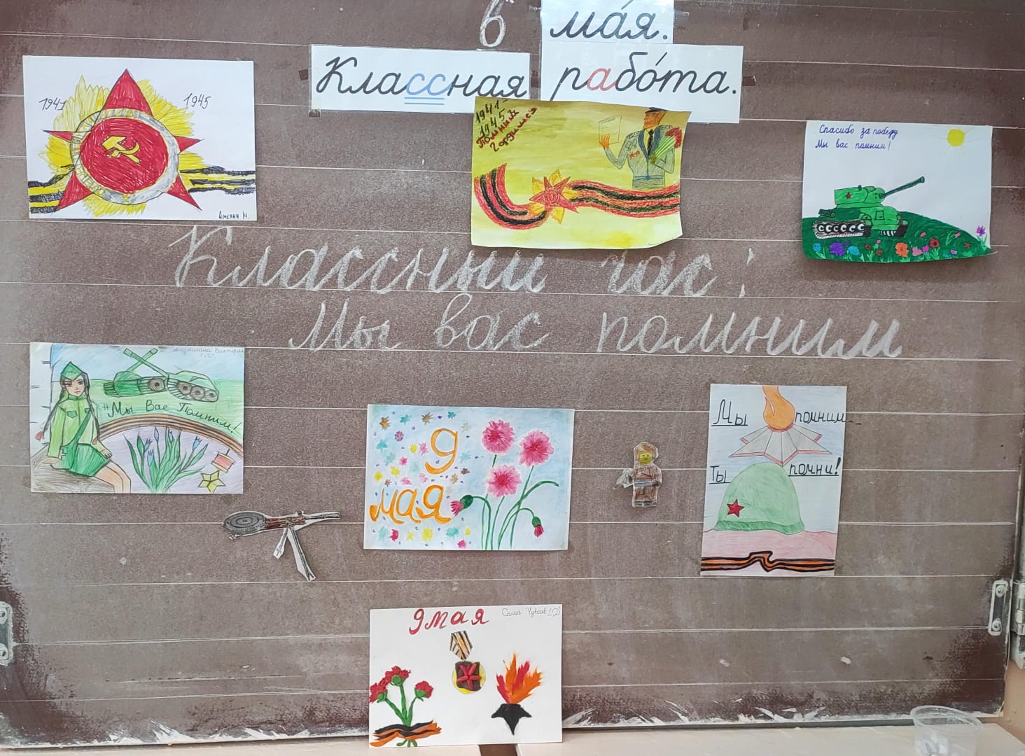 Мальчики читали стихи, девочки их поздравляли