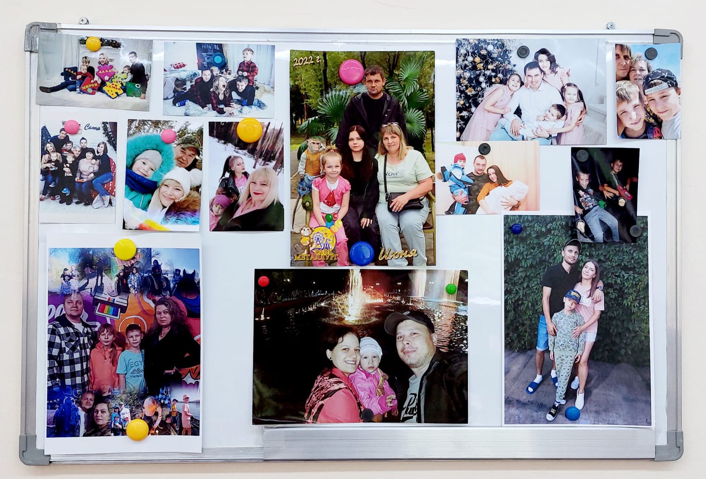Ко Дню семьи во 2Б классе оформлена фотовыставка "Счастливы вместе!"