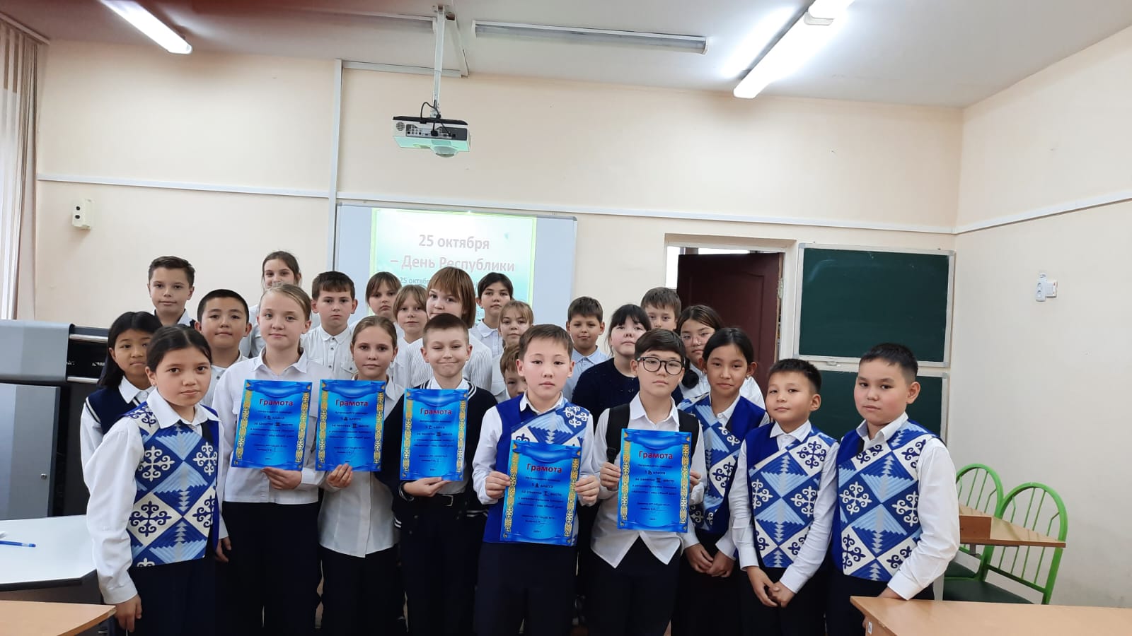 '19 МҚББО" КММ іс-шаралар жоспарын іске асыру аясында 2 "б" және 3"д" сыныптарында Қазақстан Республикасы күніне арналған " Қазақстаным, сені мақтан етемін" атты ашық сынып сағаты өтті